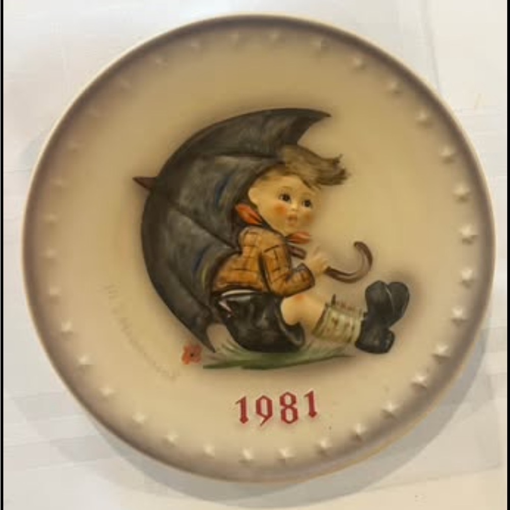 M.J. Hummel Goebel 1981 Vintage Wall Plate